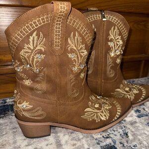Women's Brown Embroidered Western Cowgirl Boots